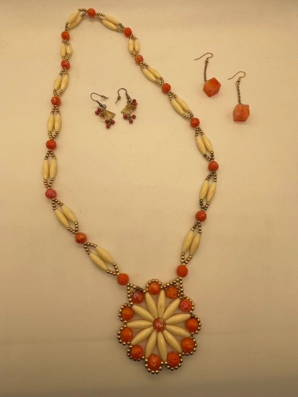 EUC Vintage Beaded Orange Cream Gold Tone Necklace & Earrings